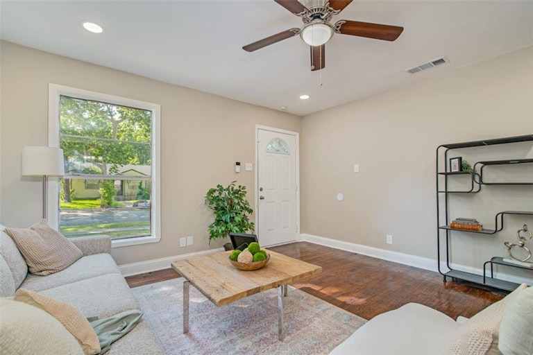 Photo 5 of 25 - 1109 Belmont Dr, Garland, TX 75040