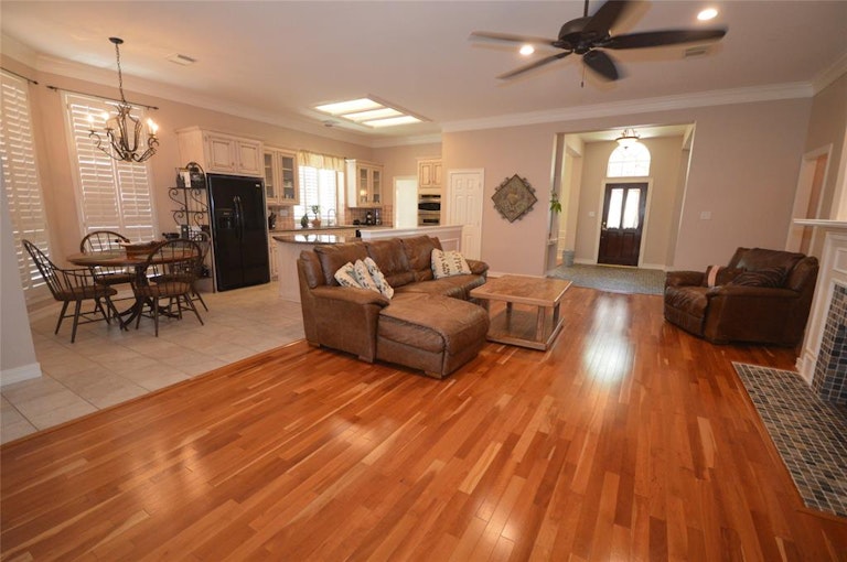 Photo 10 of 44 - 5003 Kingsland Ct, Sugar Land, TX 77479