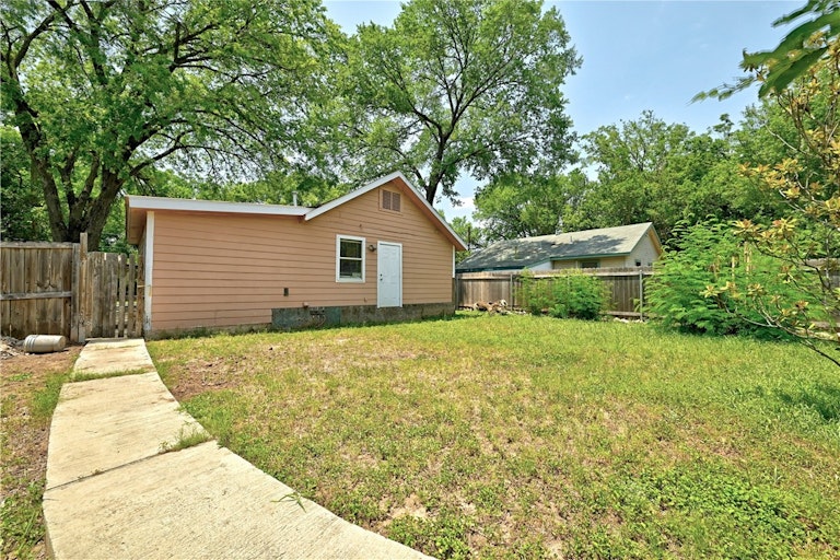 Photo 4 of 10 - 1109 Perry Rd, Austin, TX 78721