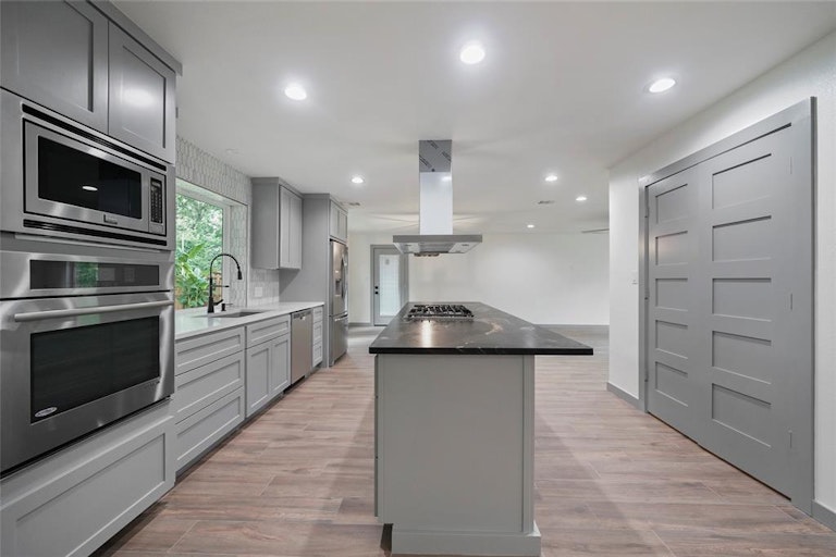 Photo 9 of 31 - 5402 Enchanted Mist Dr, Humble, TX 77346
