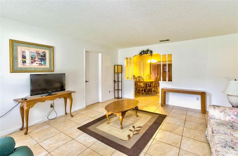 Photo 15 of 37 - 2202 Whitney Pl, Valrico, FL 33594