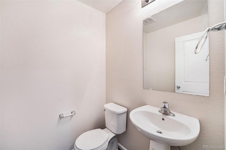 Photo 9 of 17 - 221 Mesa Ave, Lochbuie, CO 80603