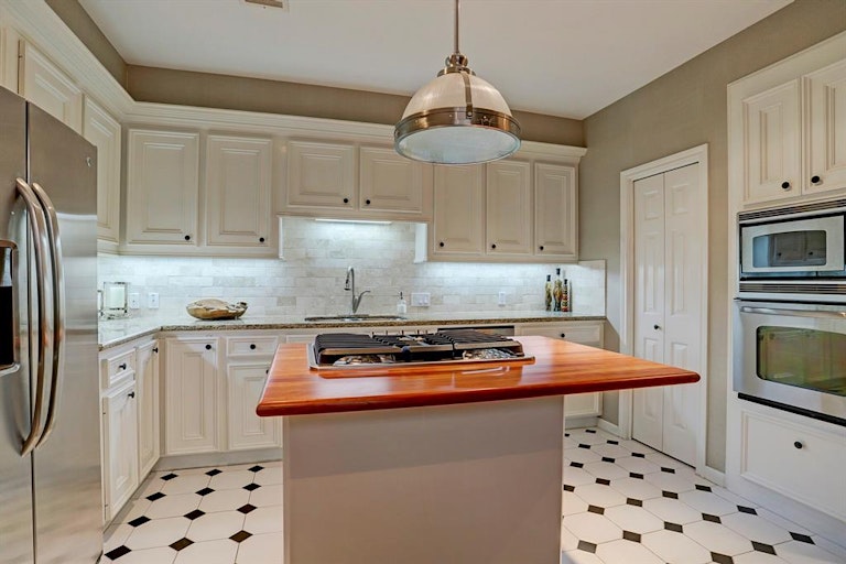Photo 7 of 32 - 6308 Taggart St Unit B, Houston, TX 77007