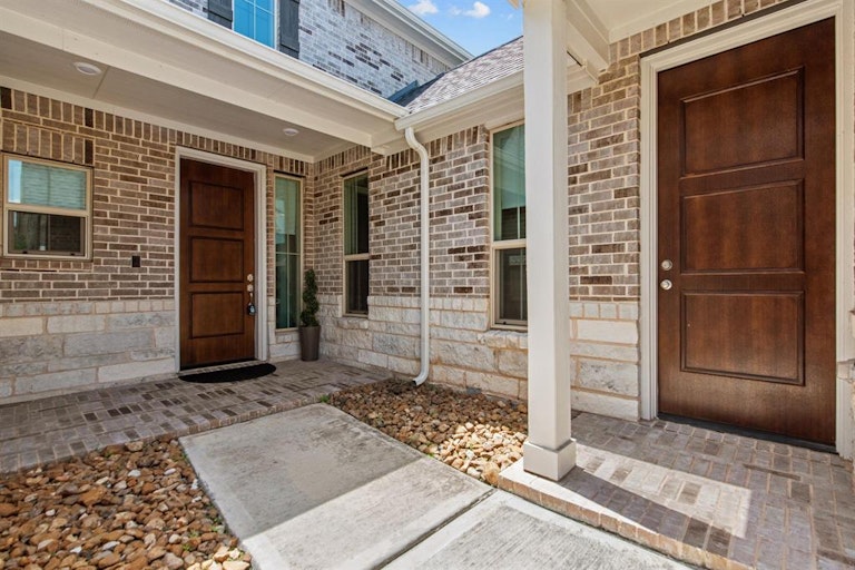 Photo 3 of 38 - 5922 Arcola Meadow Ct, Houston, TX 77059