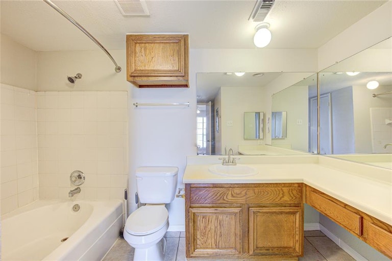 Photo 18 of 37 - 12200 Overbrook Ln #31A, Houston, TX 77077