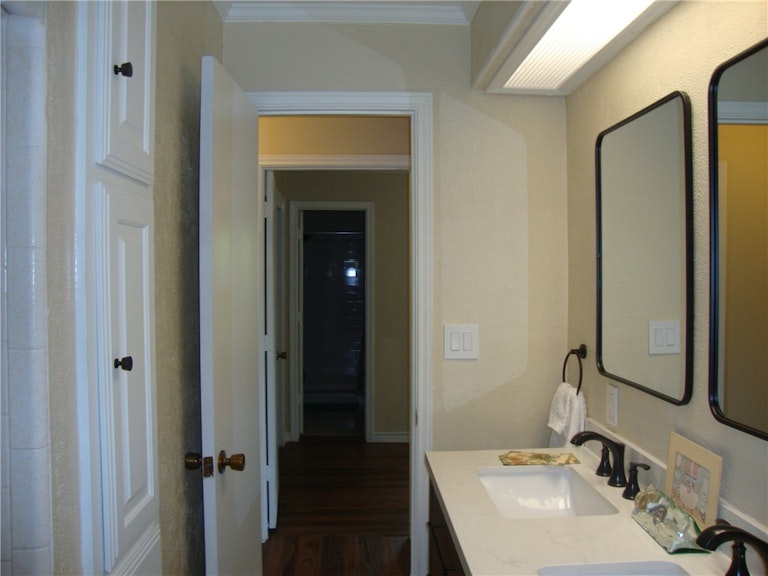 Photo 22 of 25 - 10716 Sunny Ln, Jonestown, TX 78645