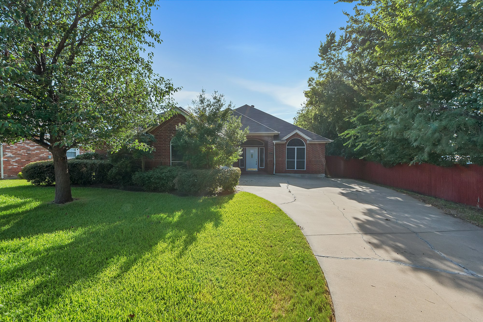 Photo 1 of 26 - 6775 Brittany Park Ct, North Richland Hills, TX 76182