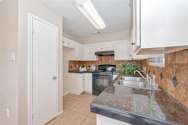 Photo 18 of 42 - 8706 Fondren Village Dr, Houston, TX 77071