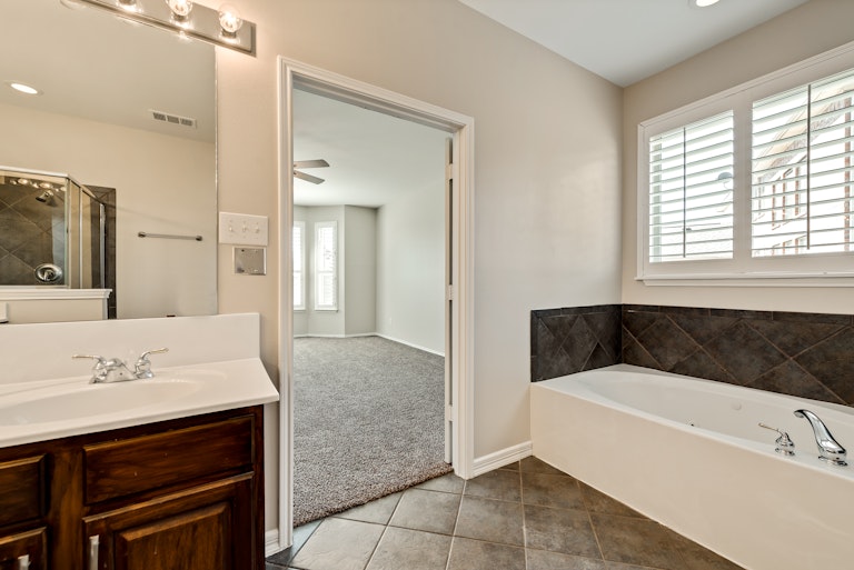 Photo 18 of 29 - 4102 Windy Meadow Dr, Corinth, TX 76208