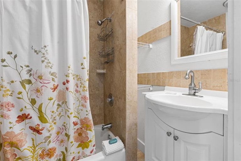 Photo 18 of 52 - 12400 Gulf Blvd #1, Saint Petersburg, FL 33706