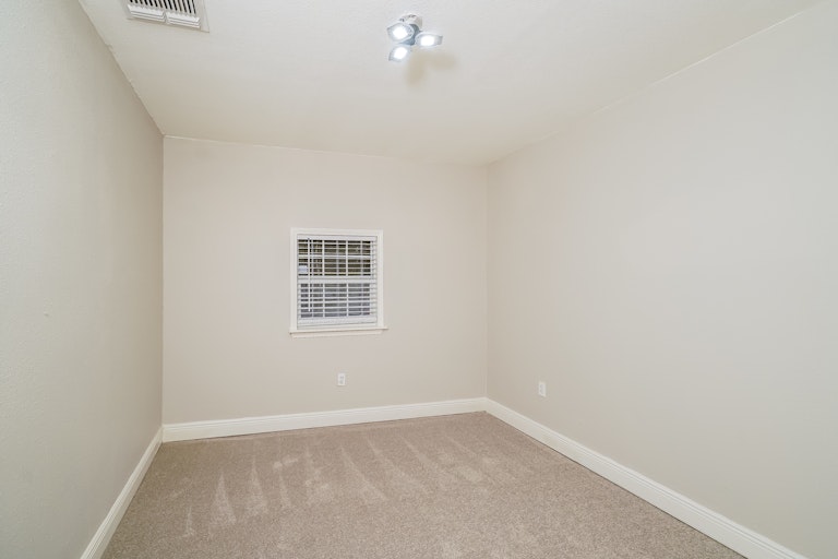 Photo 21 of 25 - 7115 Glen Trl, San Antonio, TX 78239
