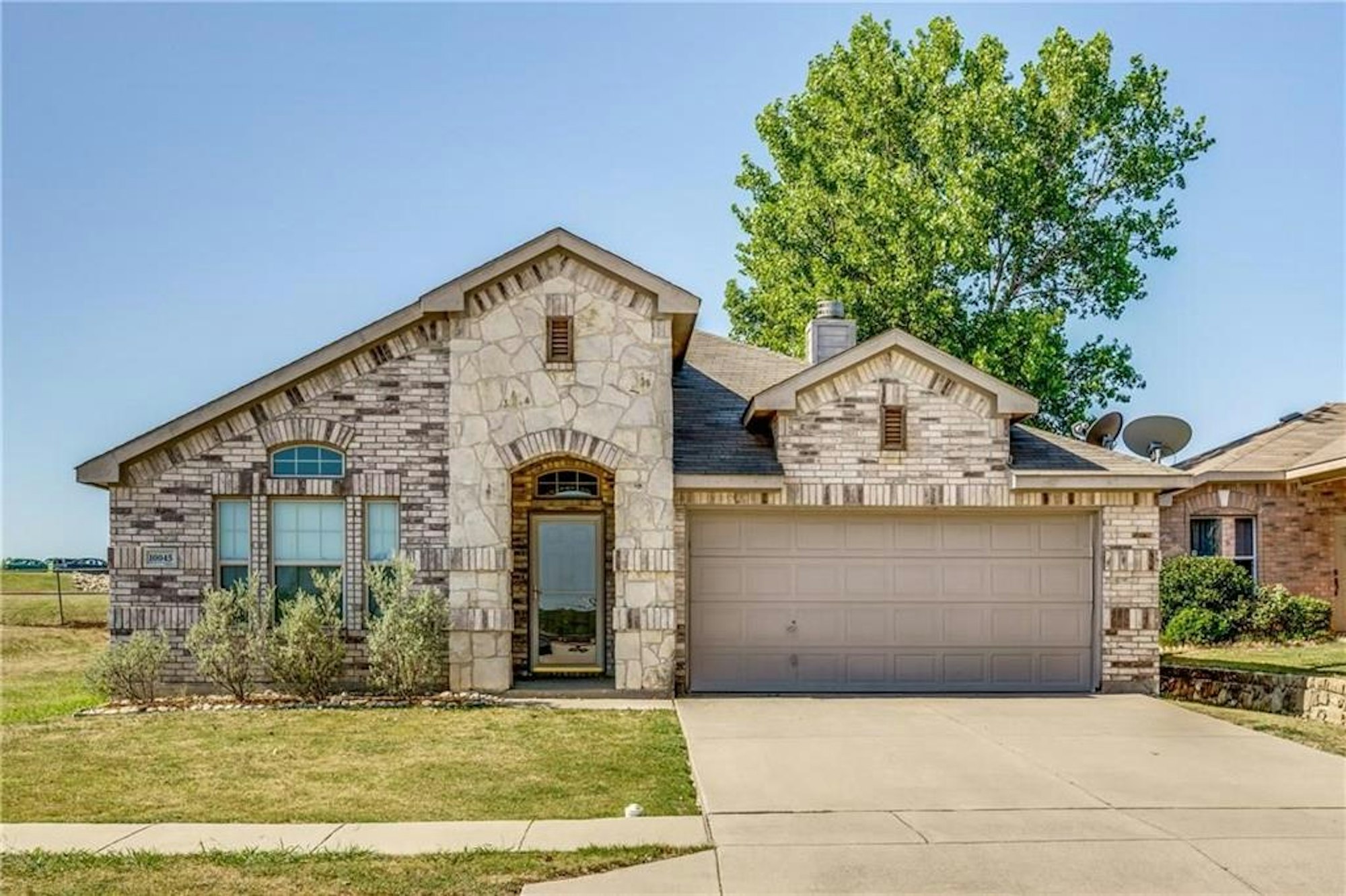 Photo 1 of 33 - 10045 Pronghorn Ln, Fort Worth, TX 76108
