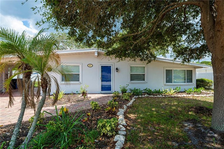 Photo 5 of 35 - 817 Harbor Dr S, Venice, FL 34285