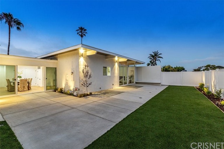 Photo 27 of 33 - 4501 Don Valdes Dr, Los Angeles, CA 90008