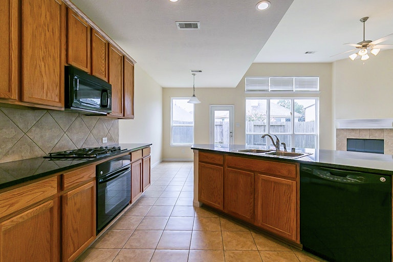 Photo 4 of 31 - 5703 Langham Dawn Ln, Houston, TX 77084