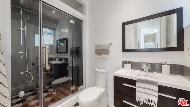 Photo 22 of 29 - 722 Lucile Ave, Los Angeles, CA 90026