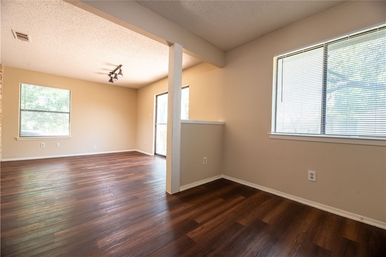 Photo 9 of 32 - 9000 Mountain Ridge Dr, Austin, TX 78759