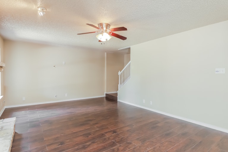 Photo 10 of 27 - 4707 Pebble Gln, San Antonio, TX 78217