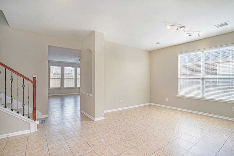 Photo 5 of 17 - 1315 Lucas St, Pearland, TX 77581