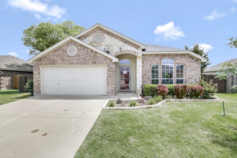 Photo 1 of 28 - 5308 Archer Dr, Fort Worth, TX 76244