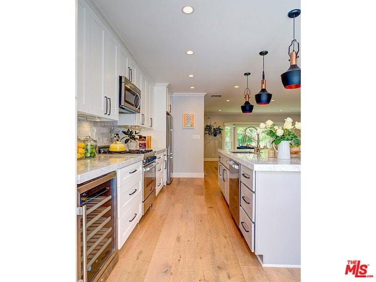 Photo 9 of 26 - 7404 Kentwood Ave, Los Angeles, CA 90045