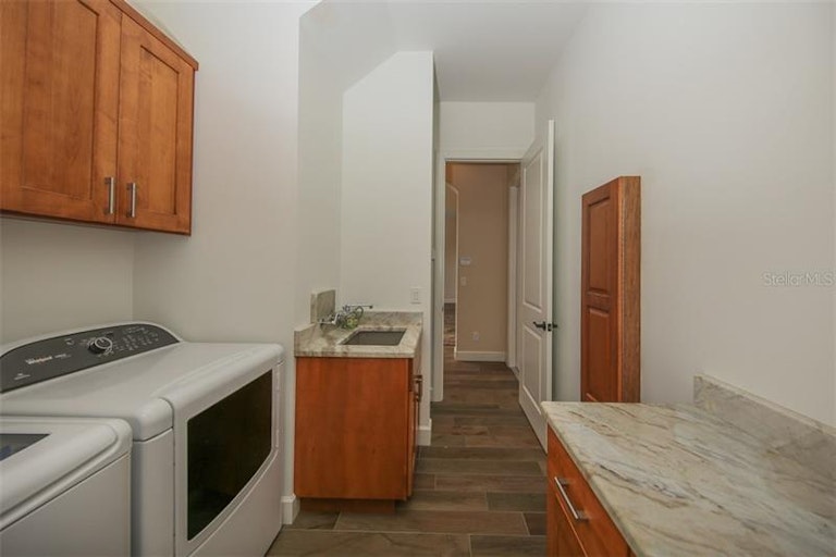 Photo 16 of 25 - 5331 Silver Leaf Ln, Sarasota, FL 34233