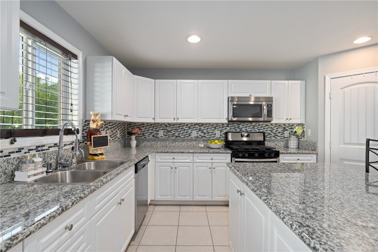 Photo 12 of 40 - 5617 Boros Dr, Austin, TX 78747