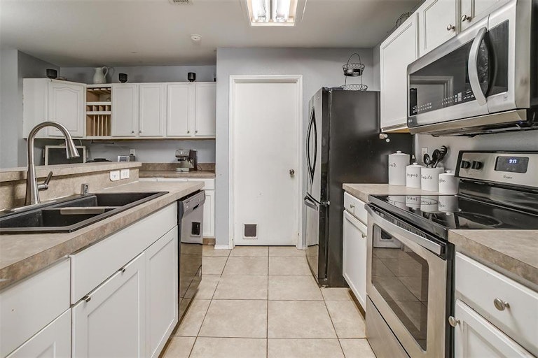 Photo 29 of 40 - 10109 Chapel Rock Dr, Fort Worth, TX 76116