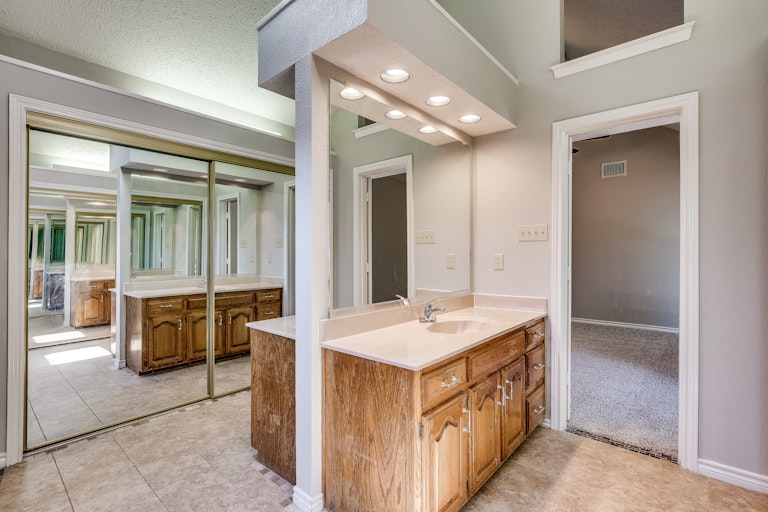 Photo 18 of 27 - 2618 Meadowridge Dr, Garland, TX 75044
