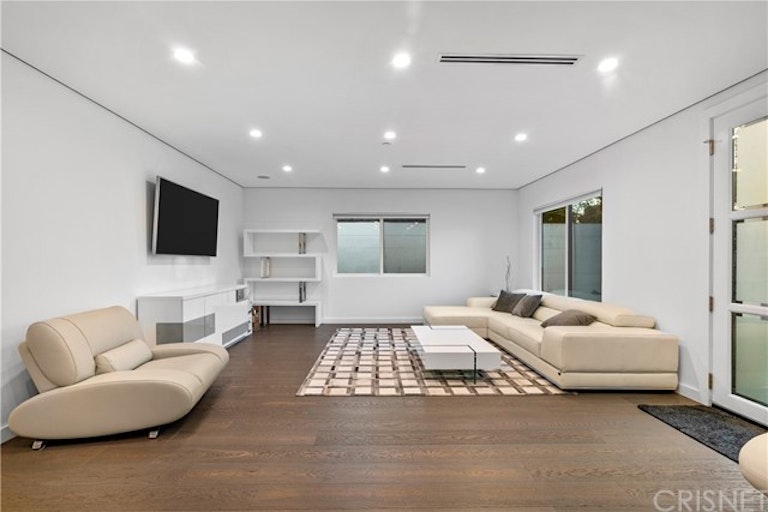 Photo 6 of 58 - 5008 Strohm Ave, North Hollywood, CA 91601
