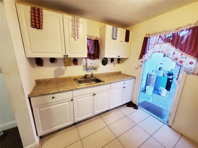 Photo 14 of 48 - 1617 Grand St, Orlando, FL 32805