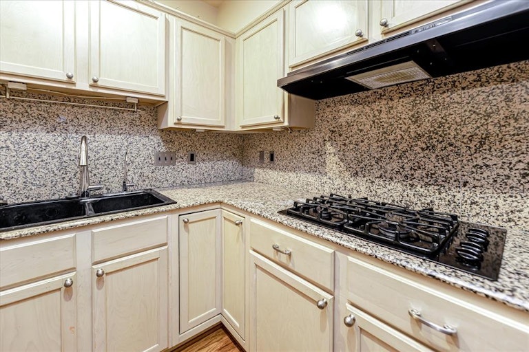 Photo 12 of 47 - 2828 Bering Dr, Houston, TX 77057