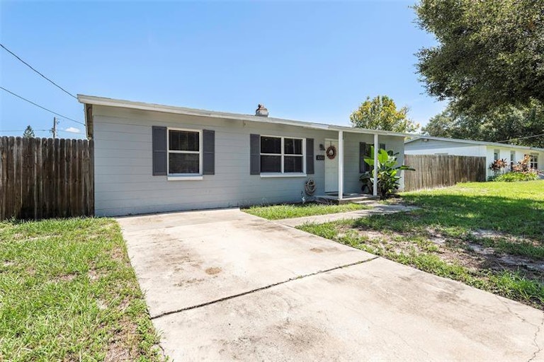 Photo 3 of 20 - 3211 W Tyson Ave, Tampa, FL 33611