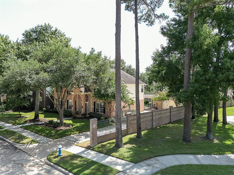Photo 3 of 50 - 16011 Camillia Trl, Tomball, TX 77377