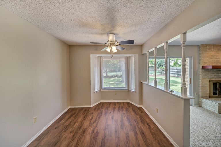 Photo 3 of 25 - 3820 Wedgworth Rd S, Fort Worth, TX 76133