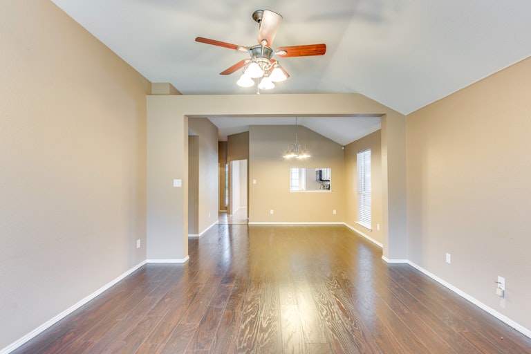 Photo 4 of 28 - 5717 Magnum Dr, Arlington, TX 76018