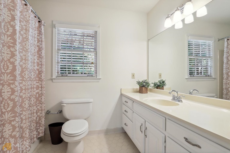 Photo 34 of 41 - 1005 Redstone Ln, Atlanta, GA 30338