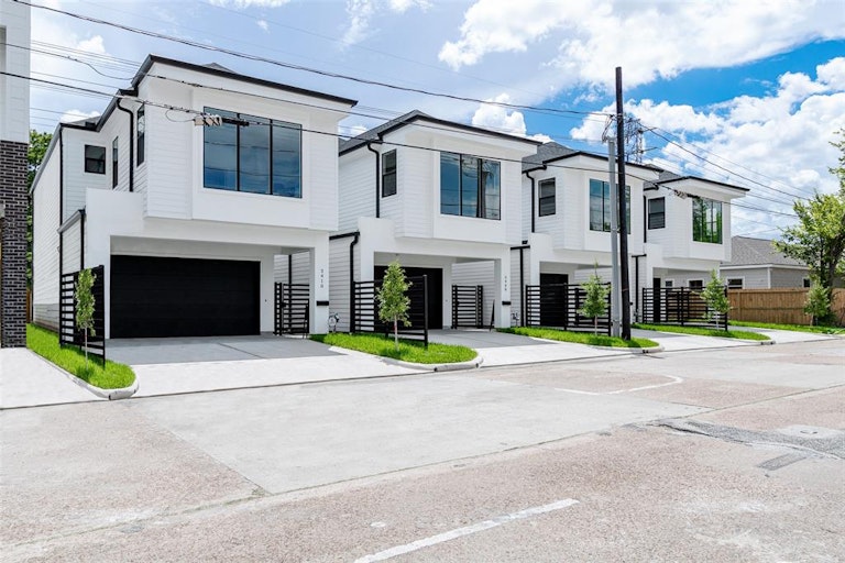 Photo 7 of 33 - 3410 Hardy St, Houston, TX 77009