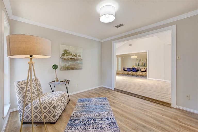 Photo 7 of 32 - 14118 Barryknoll Ln, Houston, TX 77079