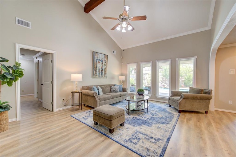 Photo 9 of 32 - 14118 Barryknoll Ln, Houston, TX 77079