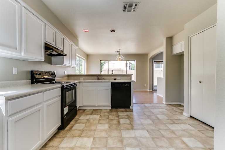 Photo 2 of 31 - 7010 W Aire Libre Ave, Peoria, AZ 85382