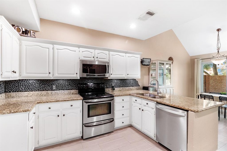 Photo 8 of 25 - 9001 Cumberland Dr, Irving, TX 75063