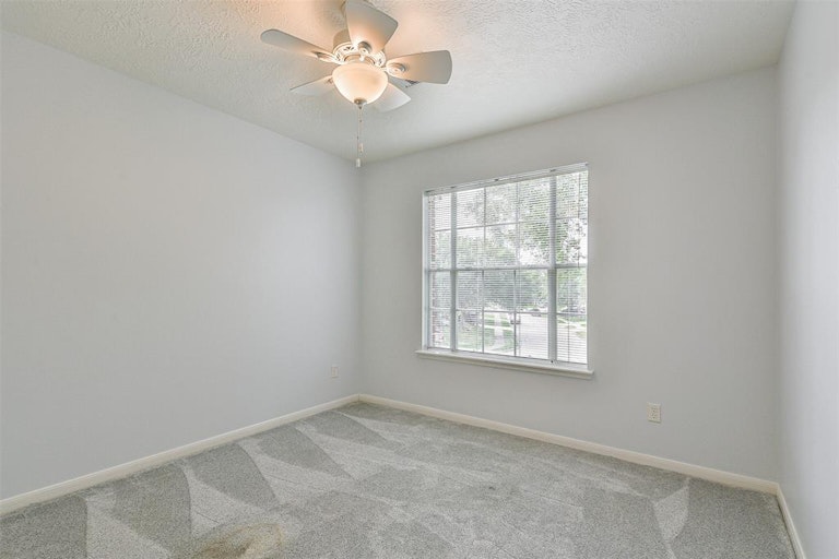 Photo 29 of 34 - 16026 Biscayne Shoals Dr, Friendswood, TX 77546