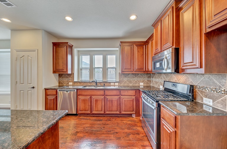Photo 5 of 33 - 1204 Barberry Dr, Burleson, TX 76028