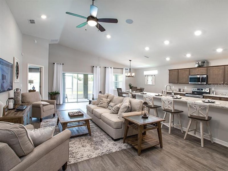 Photo 3 of 15 - 7148 Twisting Pines Loop, Zephyrhills, FL 33541