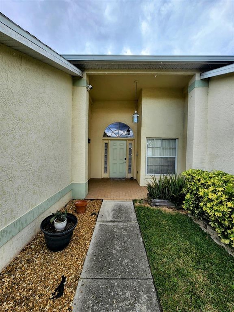 Photo 2 of 34 - 2652 Hawthorne Ln, Kissimmee, FL 34743