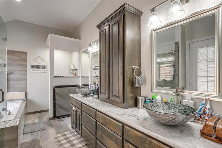 Photo 33 of 40 - 509 Arbor Lawn Dr, Burleson, TX 76028