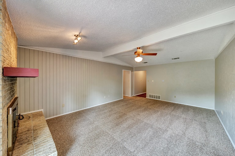 Photo 11 of 25 - 3820 Wedgworth Rd S, Fort Worth, TX 76133