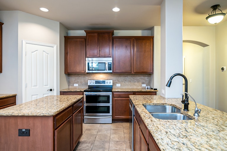 Photo 9 of 36 - 9113 Windsor Dr, Little Elm, TX 75068