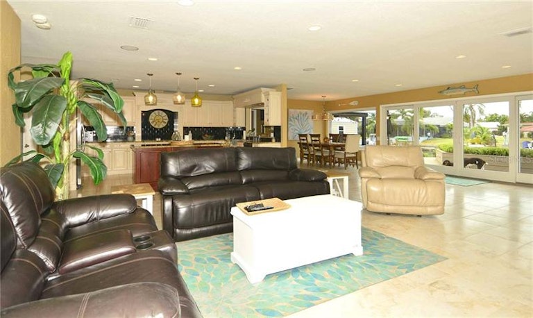 Photo 4 of 25 - 6338 Wisteria Ln, Apollo Beach, FL 33572